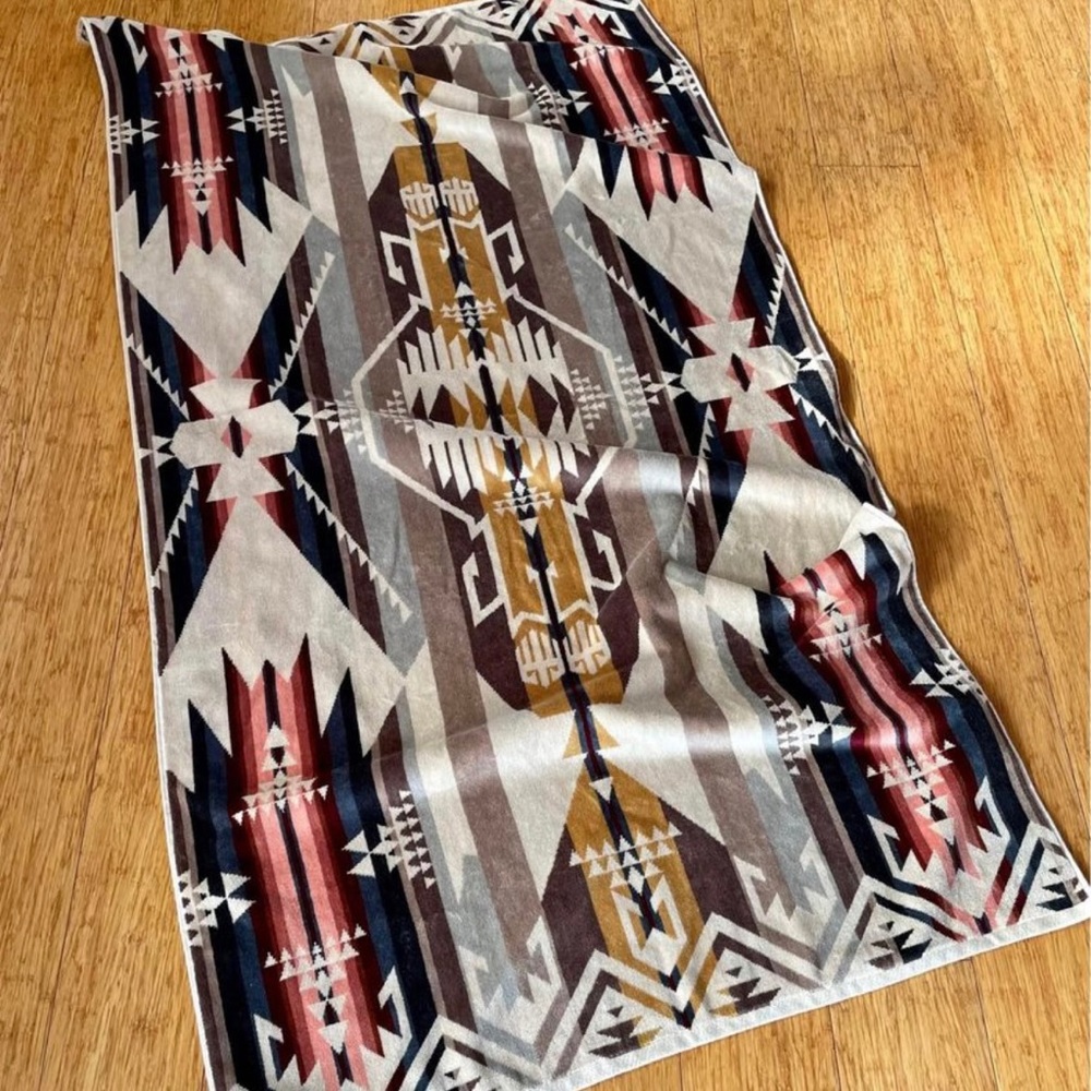 PENDLETON TOWEL NWT (Beach or Bath)